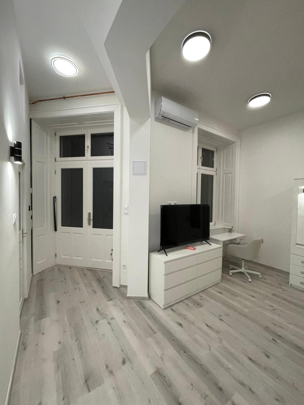 Szekely Apartment Near Deak Ferenc Square With Free Parking In Garage Budapest Exterior photo